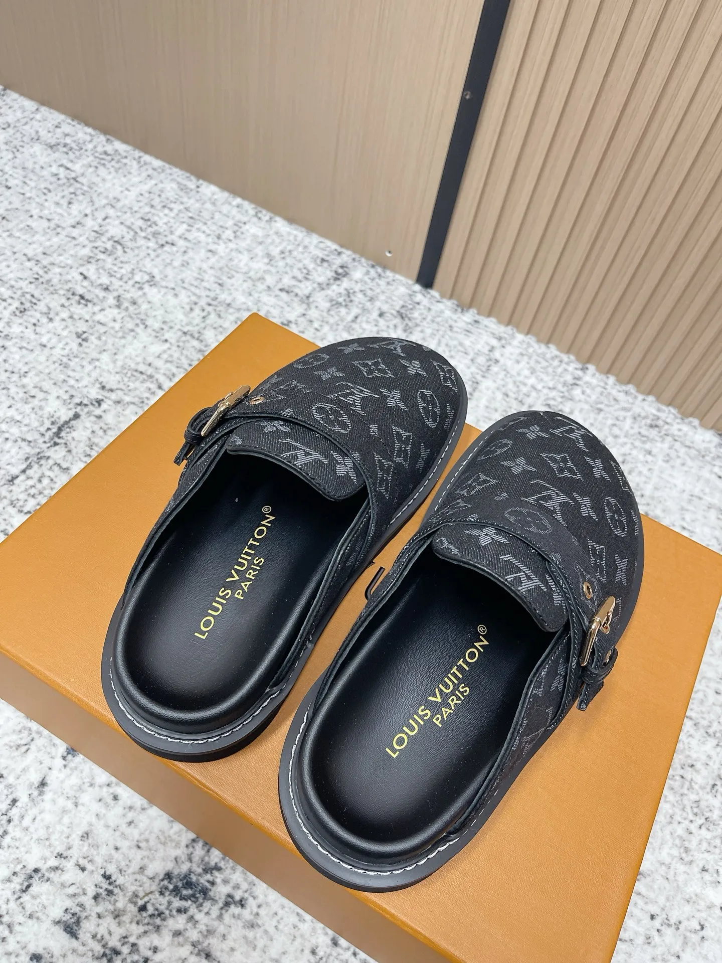 [L Family] P: 460💰 Size: 35-46 (female 40.41, male 45 46 custom-made) Top version Louis vuitton Lv new couple Birkenstock slippers. Cute and cute, not too good on the feet. Simple and high-end slingback design. Ready to wear and go. Good news for lazy people. Imported cowhide leather upper/imported old calico. Original hardware buckle, original molded high-density foam outsole.